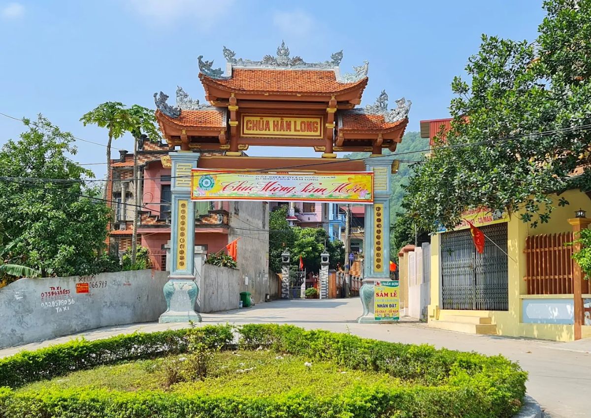 Bên ngoài chùa Hàm Long Bắc Ninh