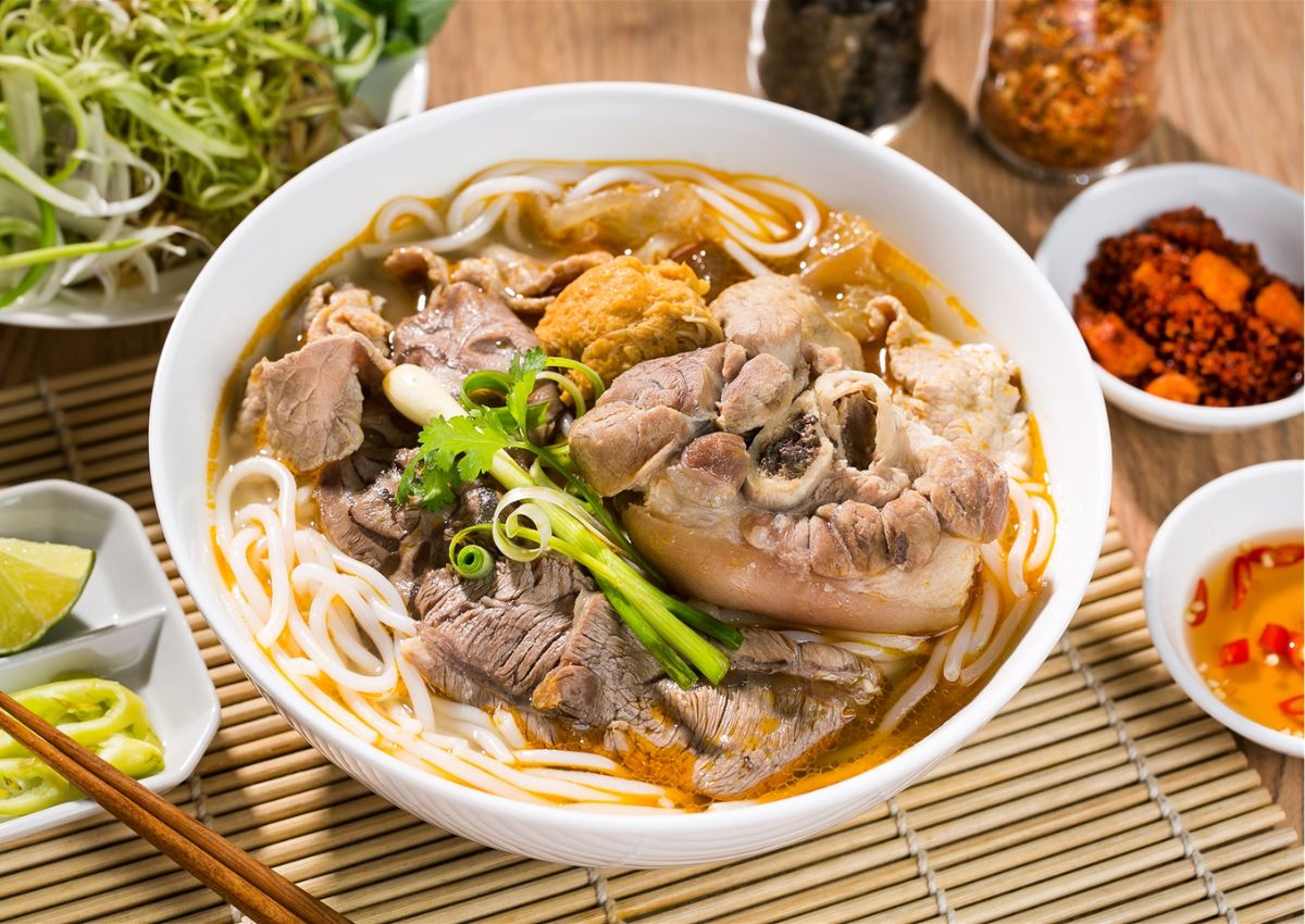Bún bò Huế Bắc Ninh đủ topping