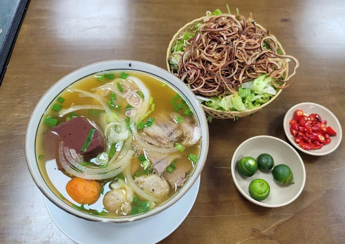 Bún bò Huế tại quán Vị Miền Trung