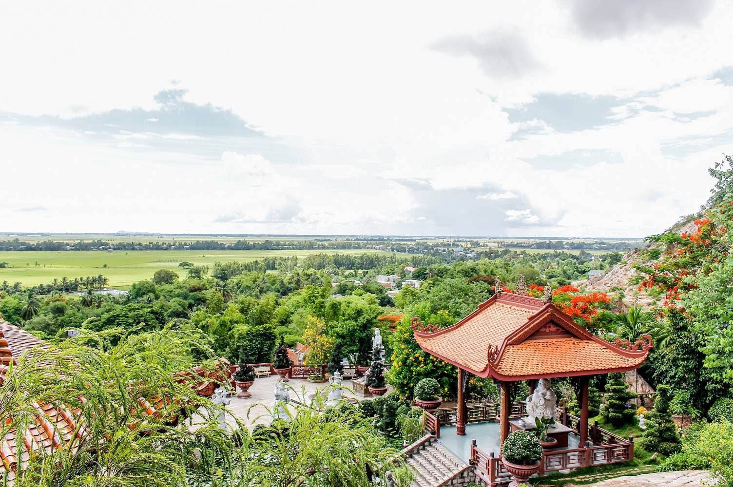 Cảnh quan chùa Hang An Giang