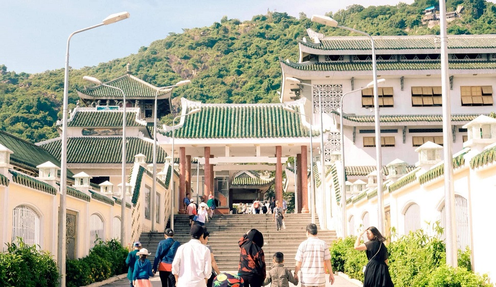 Cổng chính Miếu Bà Chúa Xứ Núi Sam