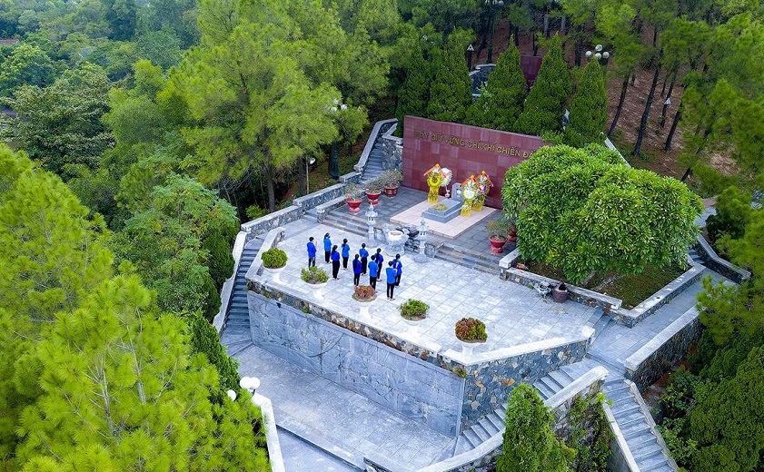 Dâng hương khu mộ Tổng Bí thư Trần Phú