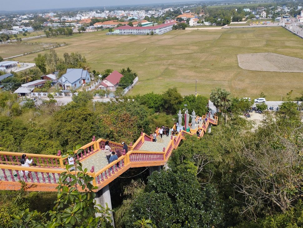 Đường lên chùa Tà Pạ