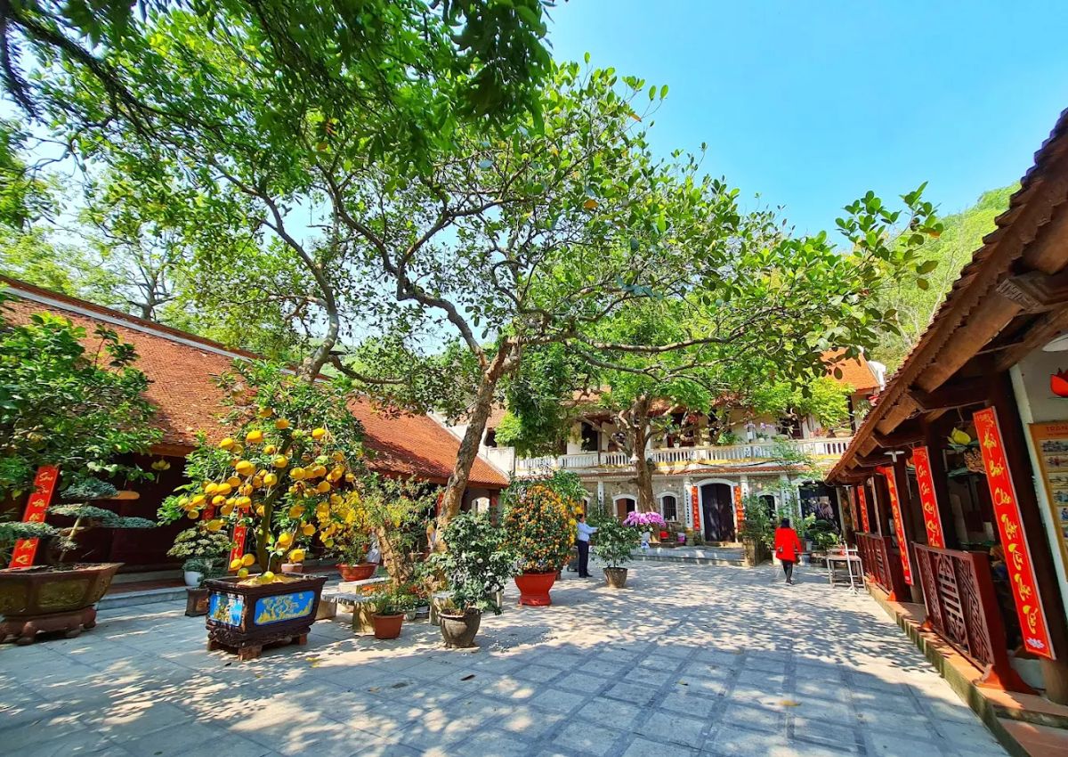 Không gian tại chùa Hàm Long