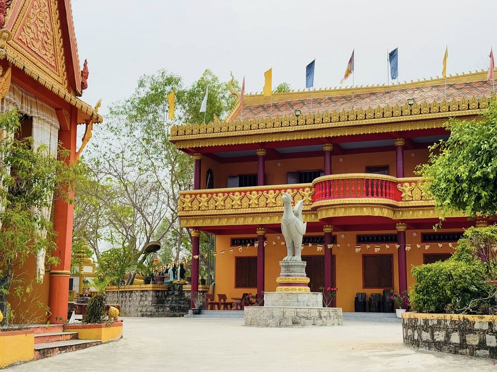 Khuôn viên chùa Tà Pạ