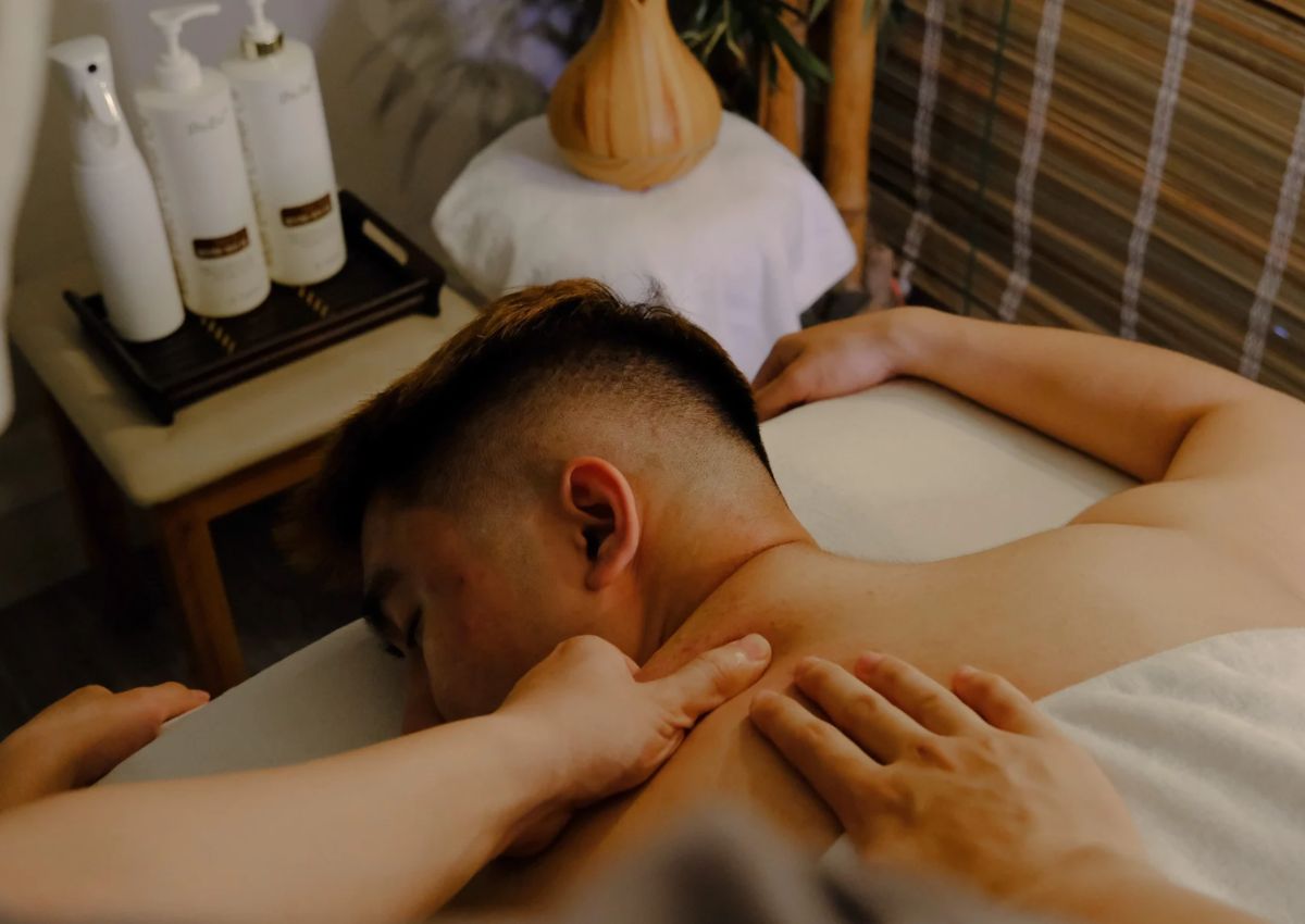 Massage nam thư giãn cơ thể