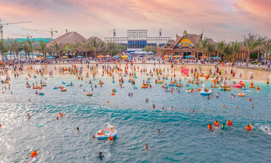 Tắm biển ở VinWonders Wave Park & Water Park