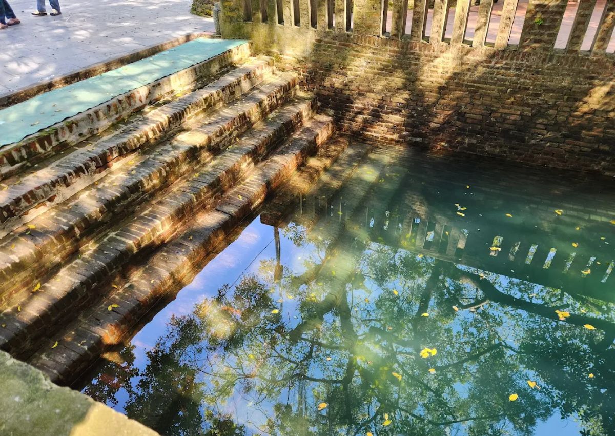 Xin nước cầu may tại đền Cùng - giếng Ngọc