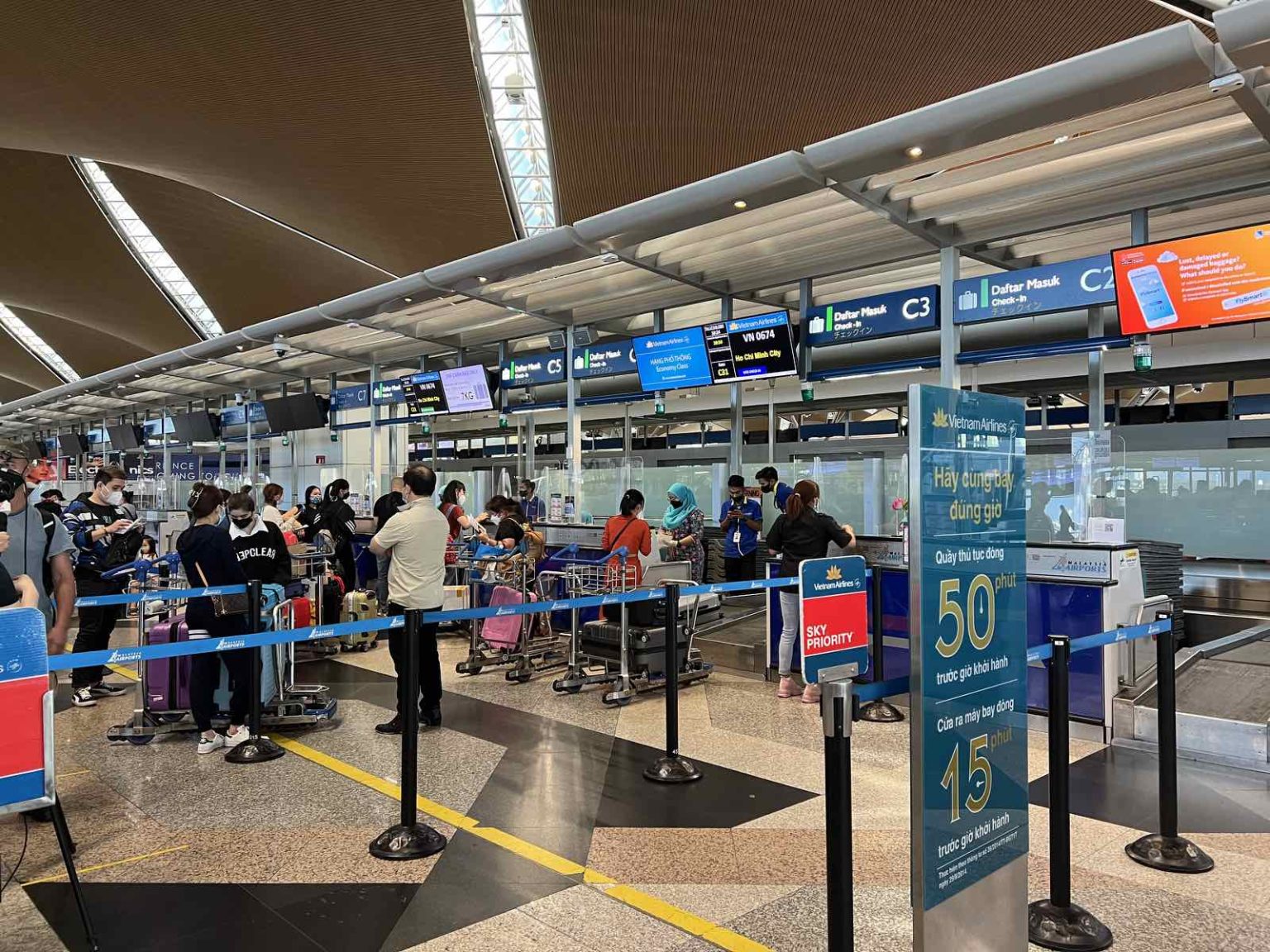 Airport travel tips Arriving early at the airport is among the best airport travel hacks