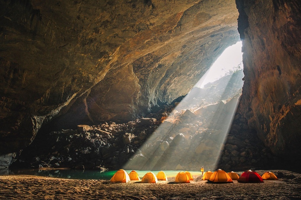 Camping in Hang En Cave
