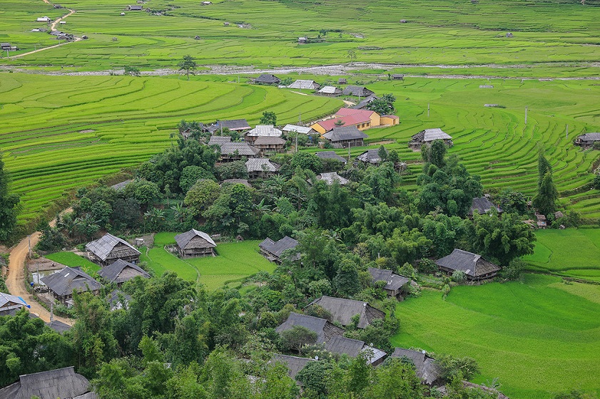 Discover the daily life of ethnic villages near Khau Pha Pass