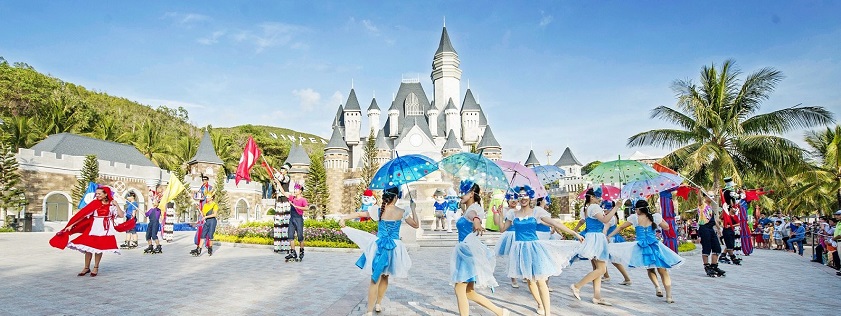 Immerse yourself in festive atmosphere at VinWonders Nha Trang