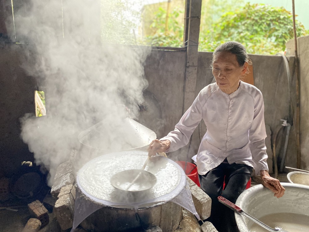 Learn to craft traditional rice paper at Phu Hoa Dong