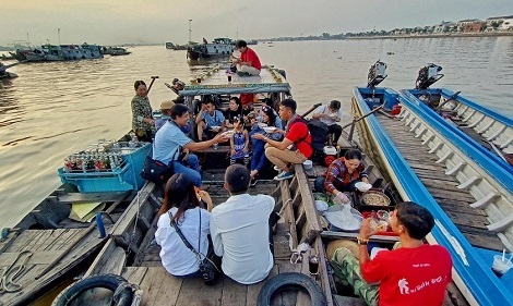 Long Xuyen Floating Market: Guide to an authentic experience