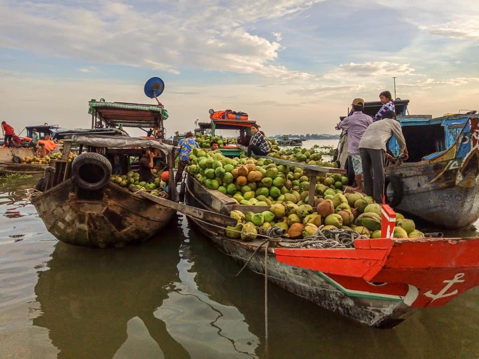 The best time to visit Long Xuyen Floating Market is between August and November