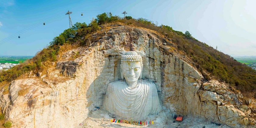 Witness the grandeur of the Buddha statue on Sam Mountain