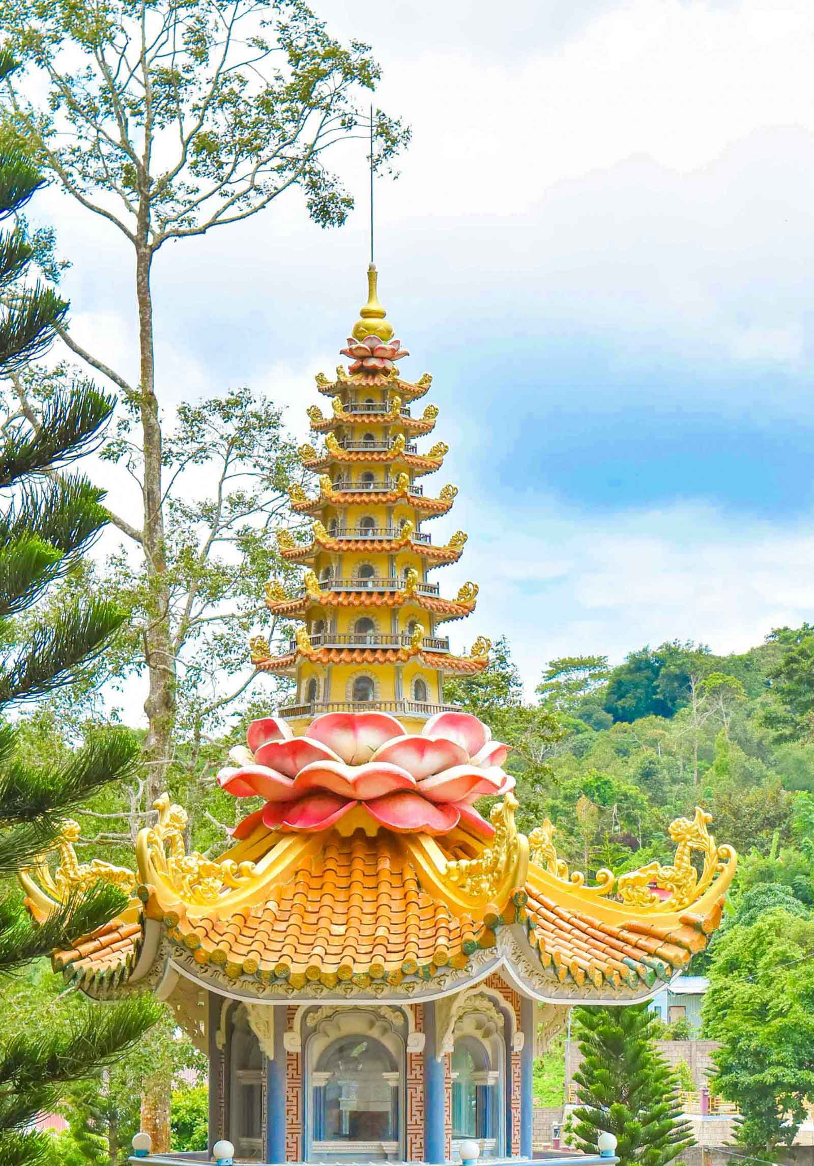 Bảo tháp tại chùa Vạn Linh