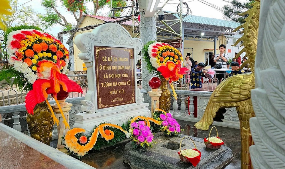 Chùa Bà Châu Đốc Bệ đá sa thạch tượng Bà Chúa Xứ