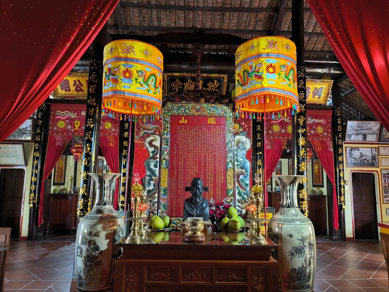 Bên trong đền thờ Thoại Ngọc Hầu Núi Sập