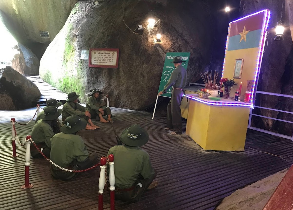 Bên trong hang động đồi Tức Dụp