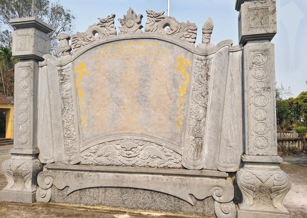 Bia đá tác phẩm Bình Ngô Đại Cáo