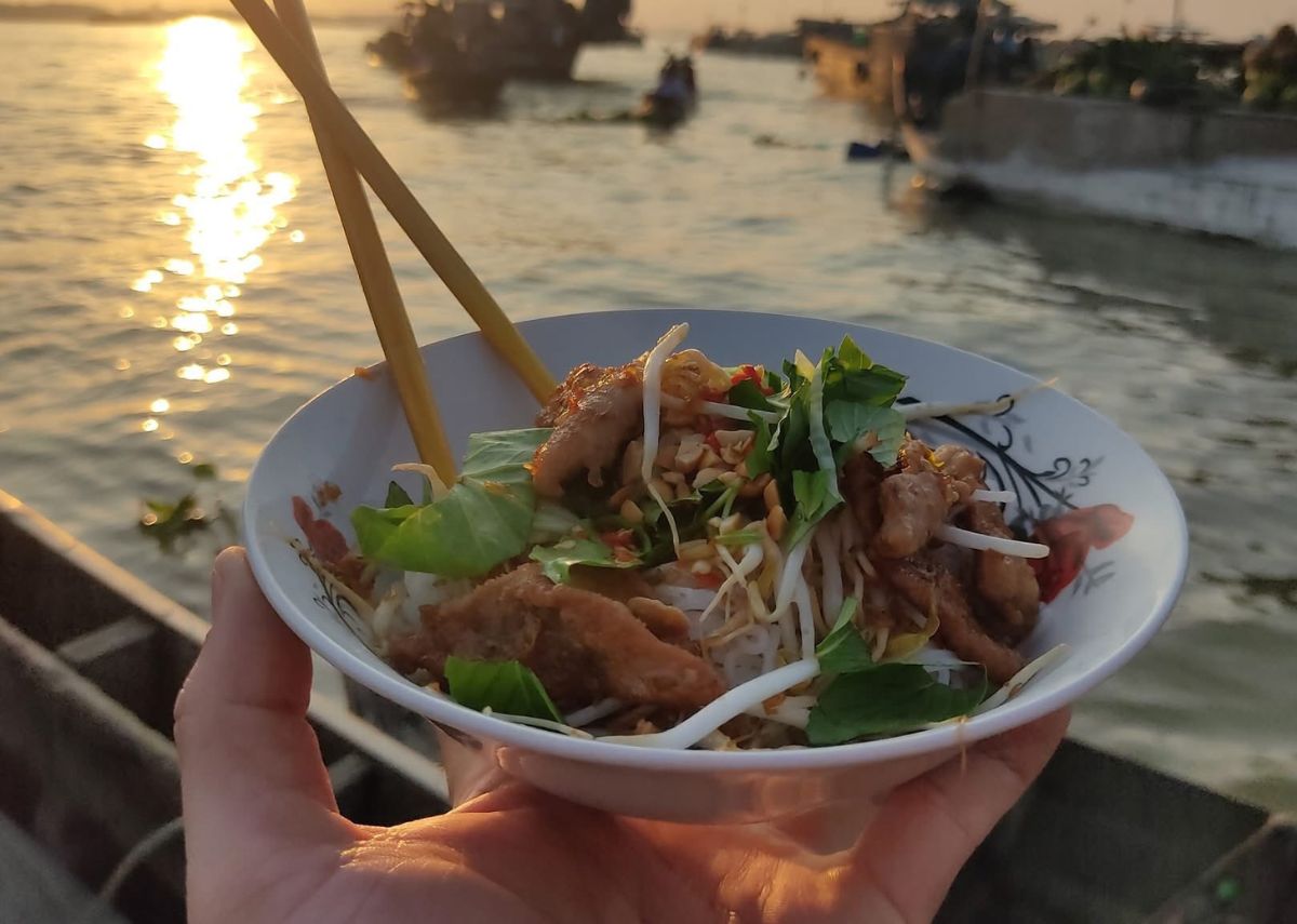 Bữa sáng trên chợ nổi Long Xuyên