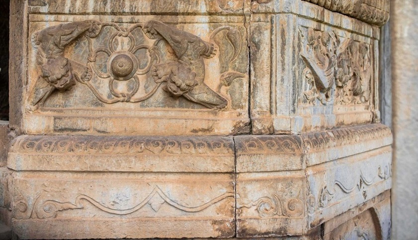 Cận cảnh tháp Báo Nghiêm