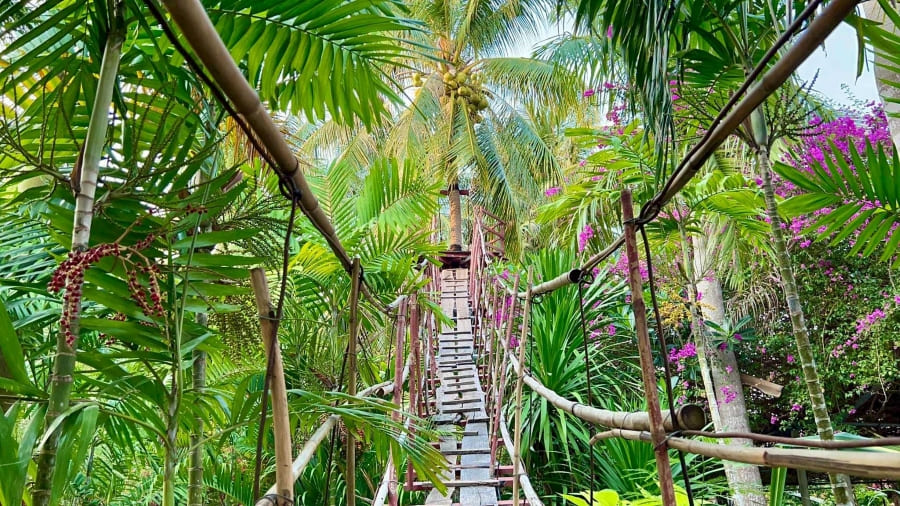 Cầu treo tại chùa Lầu An Giang