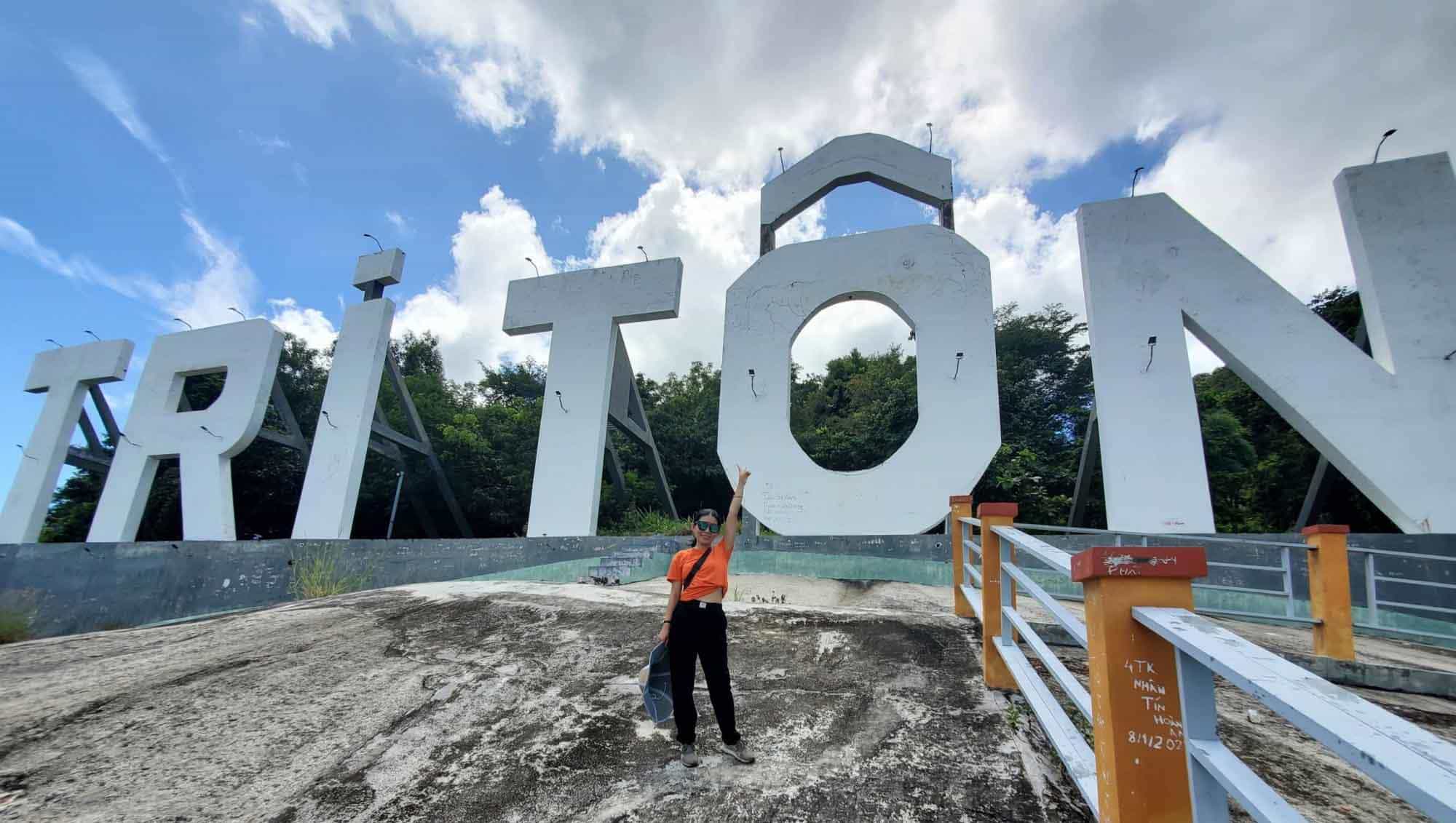 Check-in chữ TRI TÔN núi Cô Tô