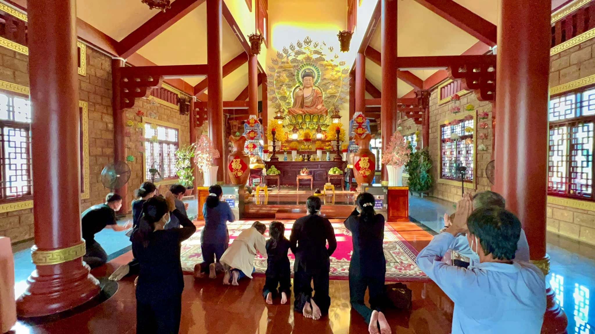 Chiêm bái tại chùa Lầu An Giang