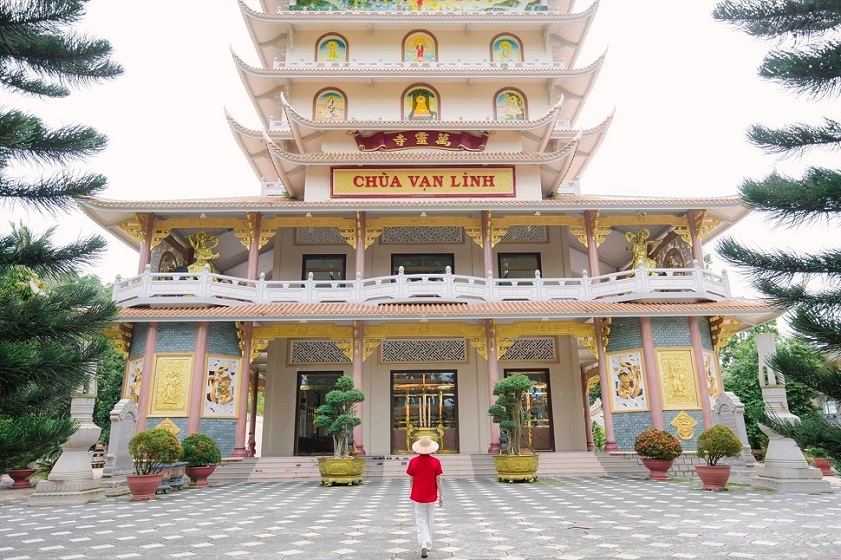 Chùa Vạn Linh núi Cấm