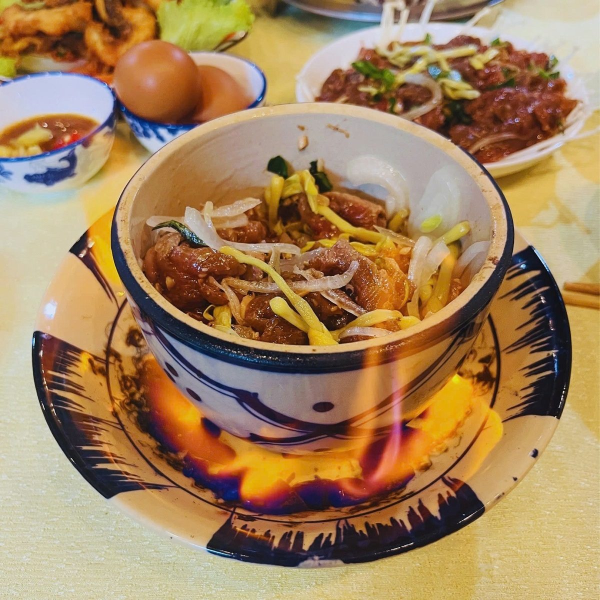 Đặc sản bò đốt quanh lửa hồng