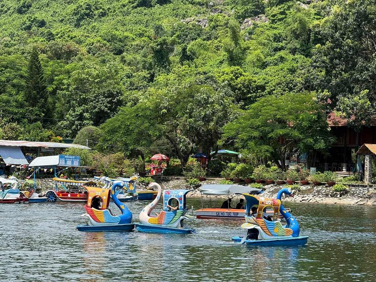 Đạp vịt ở khu du lịch Đồi Tức Dụp