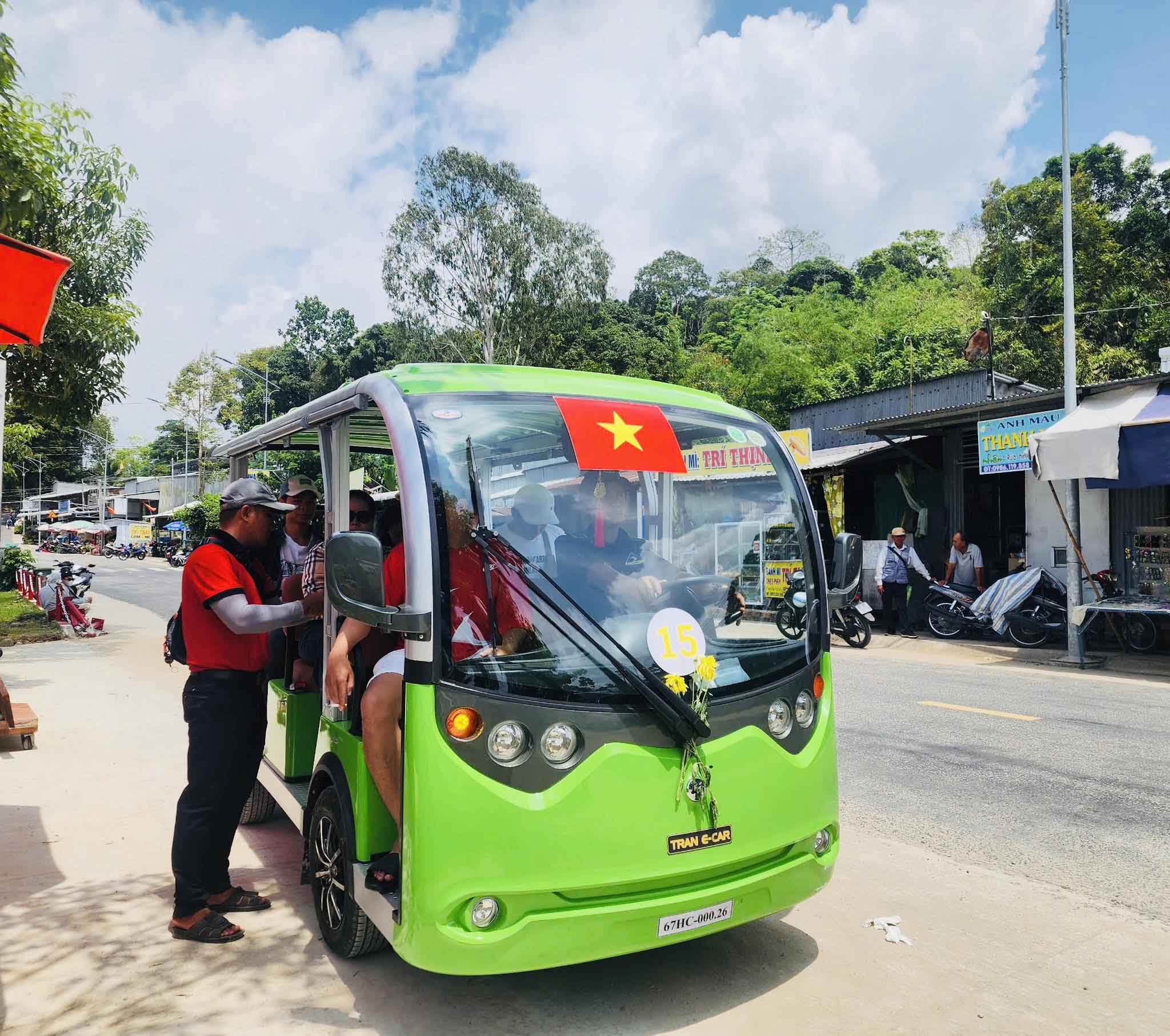 Di chuyển đến Khu du lịch Lâm Viên Núi Cấm