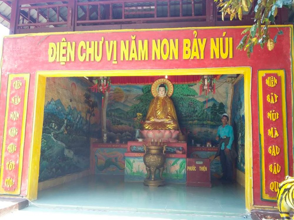 Điện Chư Vị Năm Non Bảy Núi núi Két