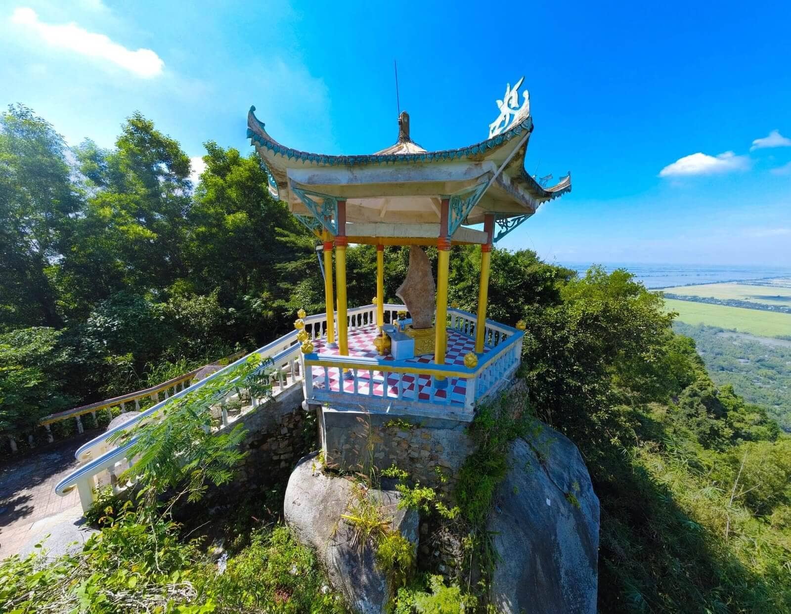 Đỉnh núi Ba Thê di tích Óc Eo Thoại Sơn An Giang