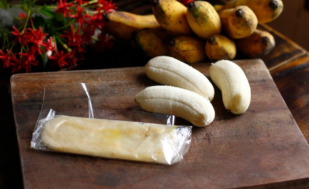 Ép chuối làm bánh chuối An Giang