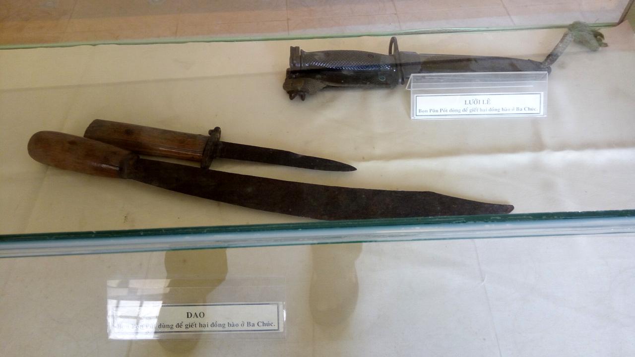 Hiện vật tại nhà mồ Ba Chúc