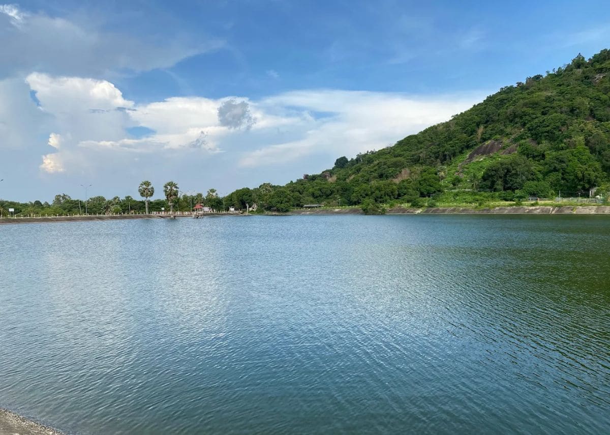 Khung cảnh hồ nên thơ