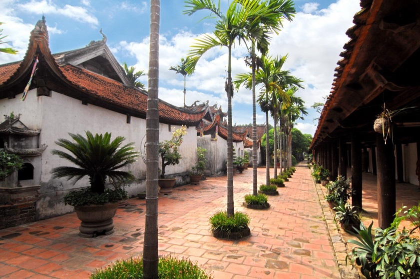 Khuôn viên chùa Bút Tháp