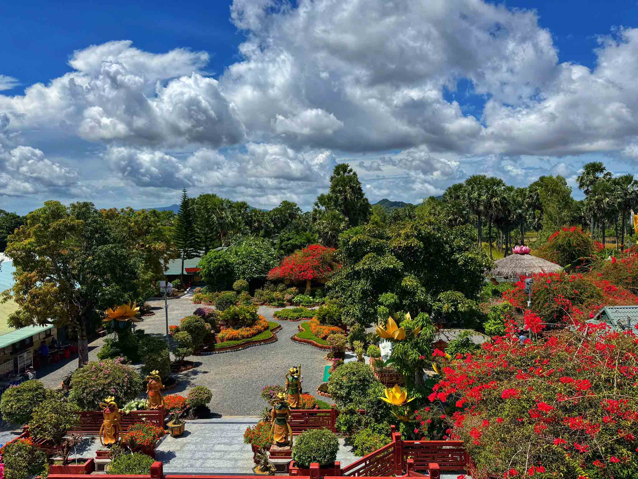 Khuôn viên chùa Lầu An Giang