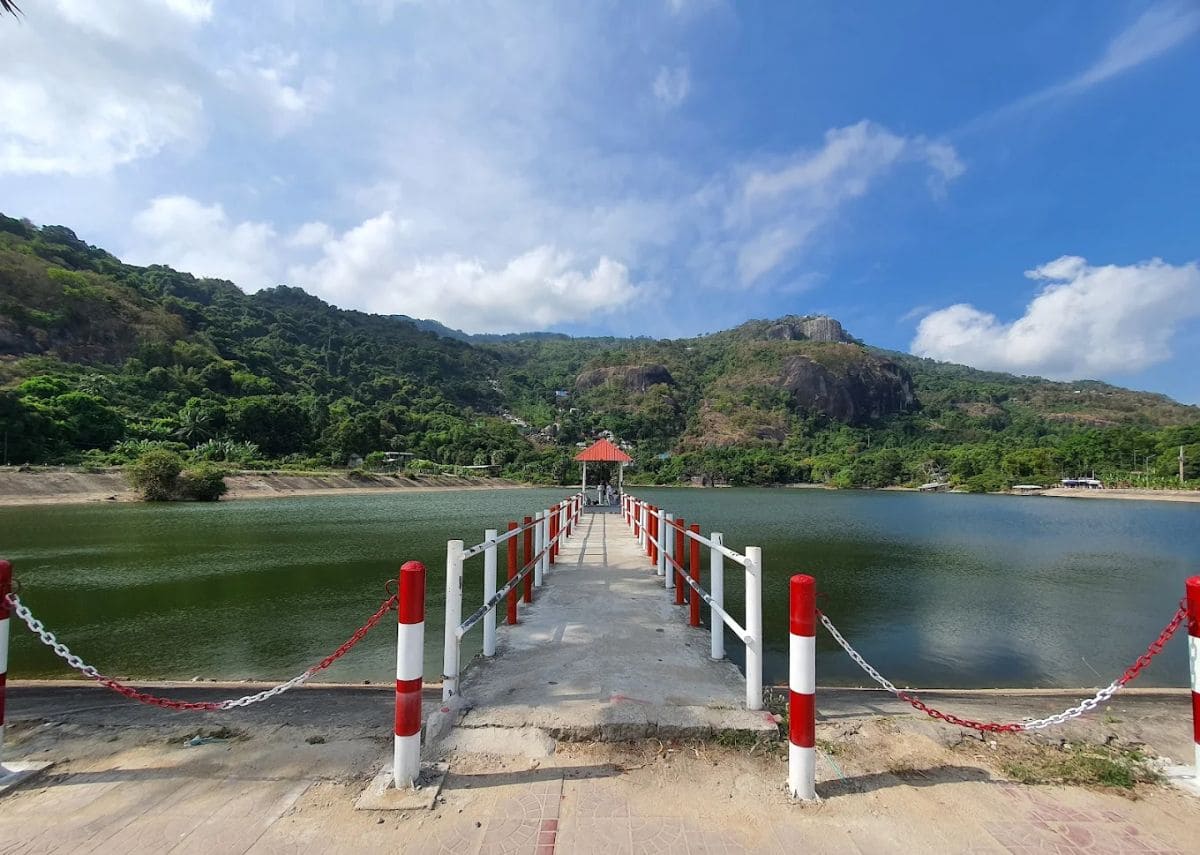 Mặt hồ Soài So trong xanh