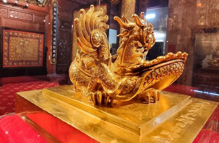 Mặt sau ấn vàng Hoàng đế chi bảo