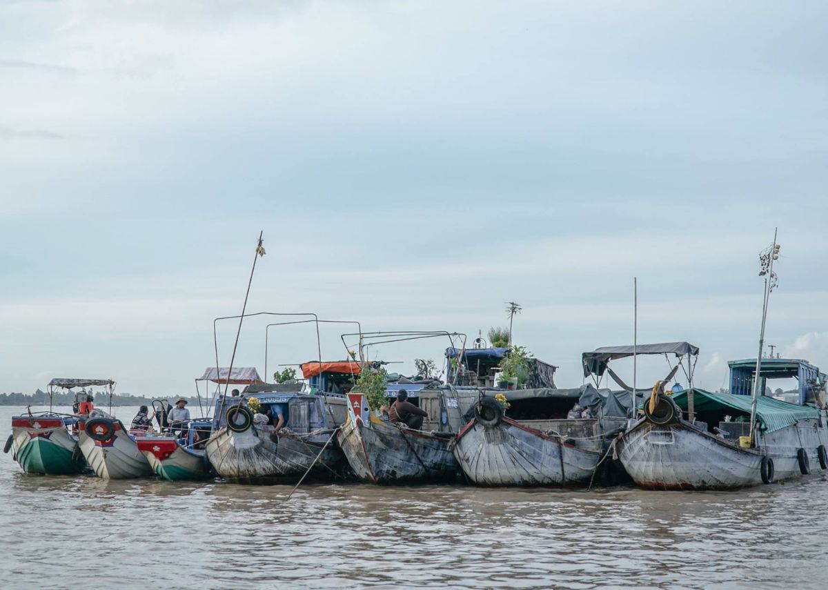 Phà trên chợ nổi Long Xuyên