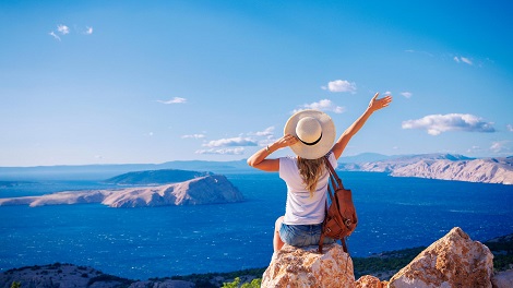 10+ practical solo travel tips for a safe & enjoyable trip