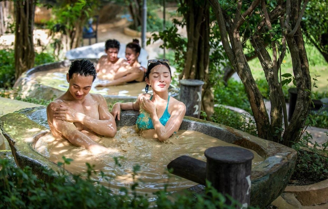 Tắm bùn Hòn Tằm Nha Trang