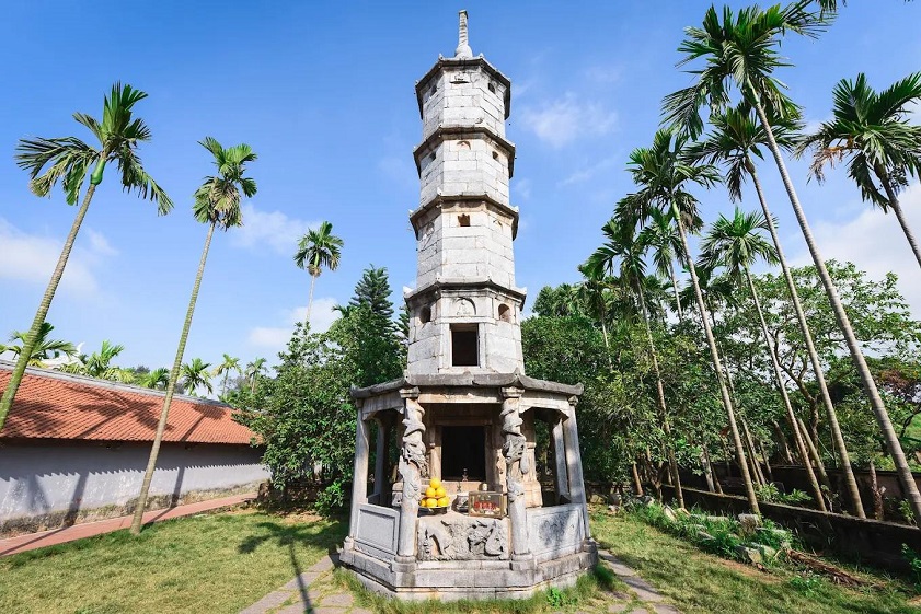 Tháp Báo Nghiêm chùa Bút Tháp