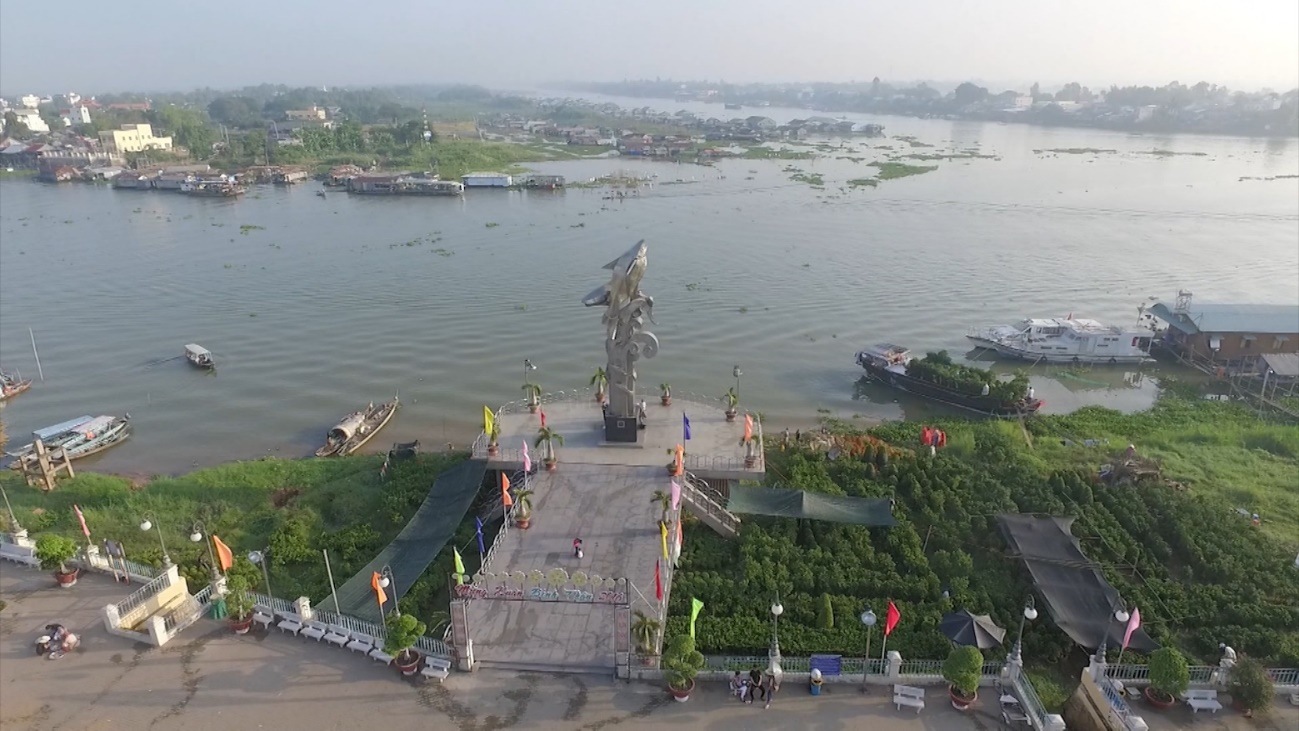 Tượng đài cá ba sa Châu Đốc