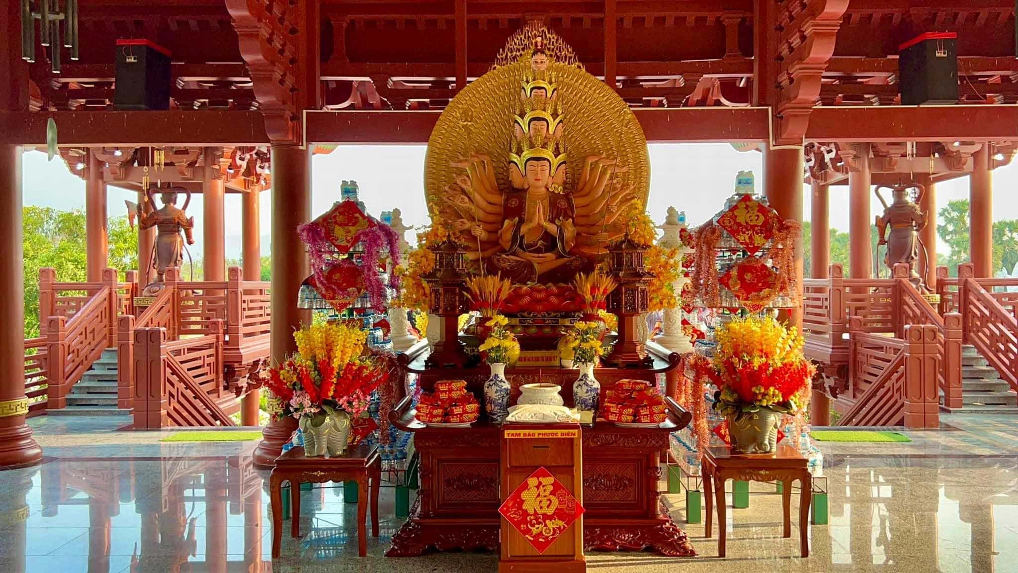 Tượng Phật Bà Quan Âm nghìn tay nghìn mắt tại chùa Lầu