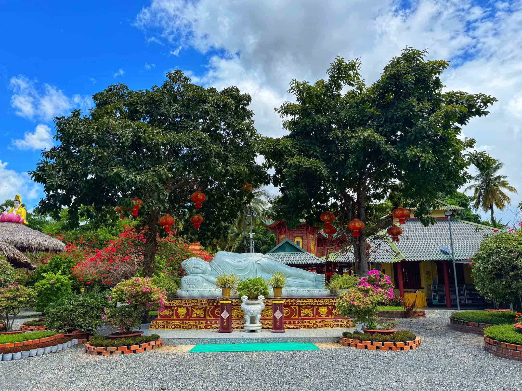 Tượng Phật nhập niết bàn tại chùa Lầu An Giang